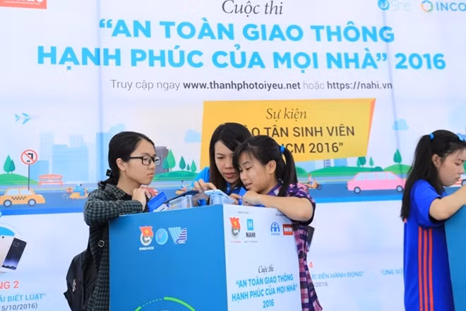 Cuộc thi thu hút đông đảo sinh viên tham gia.
