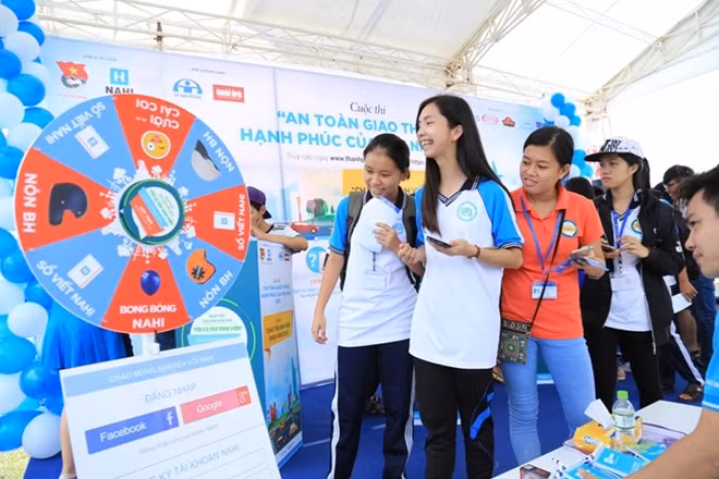Tại ngày hội, sinh viên còn có cơ hội nhận quà với vòng quay may mắn khi tham gia cuộc thi.