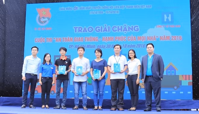Ban tổ chức trao giải cho các thí sinh có thành tích cao.