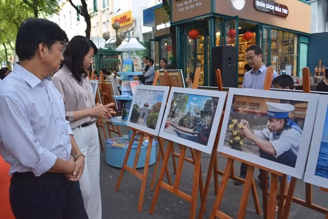 Một góc triển lãm ảnh "Trường Sa - nơi ta đến".
