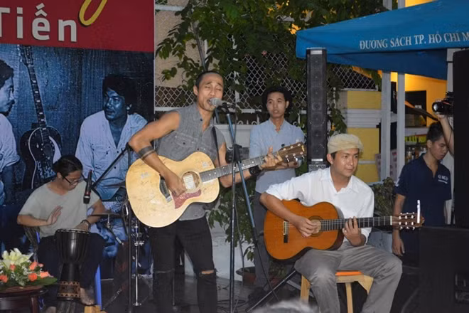 Ca sĩ Anh Khoa thể hiện ca khúc "Mặt trời bé con".