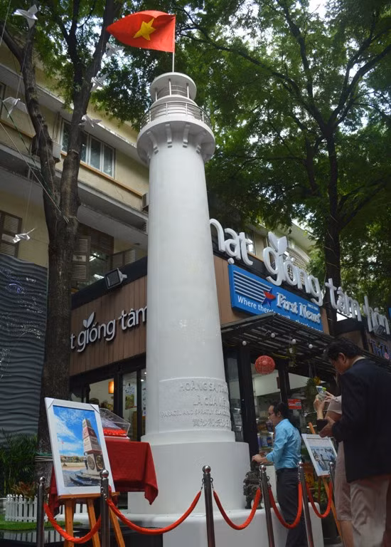 Ngọn hải đăng khẳng định chủ quyền biển đảo tại Đường sách Nguyễn Văn Bình