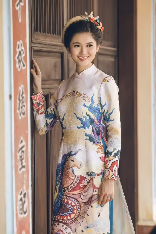 Thuỳ Dung tâm sự: "Ở độ tuổi 20, tôi phải cố gắng tập trung cho học tập. Một phụ nữ đẹp trước hết phải đẹp về tri thức. Nhan sắc và danh hiệu chỉ là điều kiện cần chứ không phải điều kiện đủ để thành công".