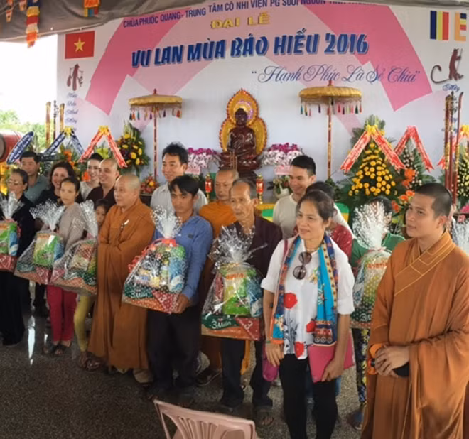 Bà con nghèo hoan hỉ nhận quà