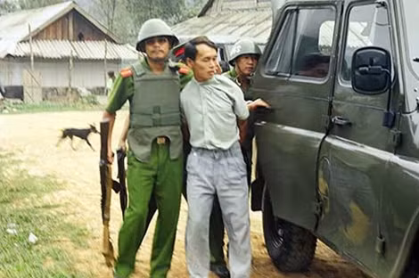 Lực lượng Công an bắt giữ một đối tượng vận chuyển trái phép ma túy. Ảnh: Vũ Mạnh Hà
