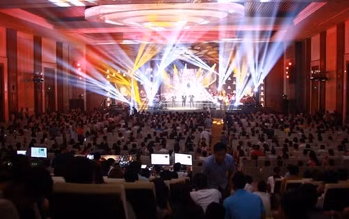 Cả 4 đêm liveshow Vòng chung kết Sao Mai 2015, khán phòng 1.300 chỗ của Trung tâm hội nghị quốc tế FLC Sầm Sơn đều chật kín khán giả là du khách và cư dân địa phương.