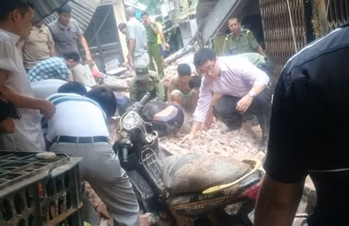 Tìm kiếm tài sản sau vụ sập nhà.