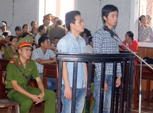 Bị cáo Ngô Hữu Đức Minh (trái) và Lê Bá Thảo tại phiên tòa.