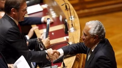 Thủ tướng đương nhiệm Bồ Đào Nha Pedro Passos Coelho đã chấp nhận việc này và vui vẻ bắt tay với thủ lĩnh Đảng Xã hội Antonio Costa. (ảnh: Reuters).