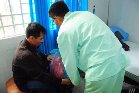 Các bệnh nhân thu dọn hành lý chuẩn vị xuất viện.