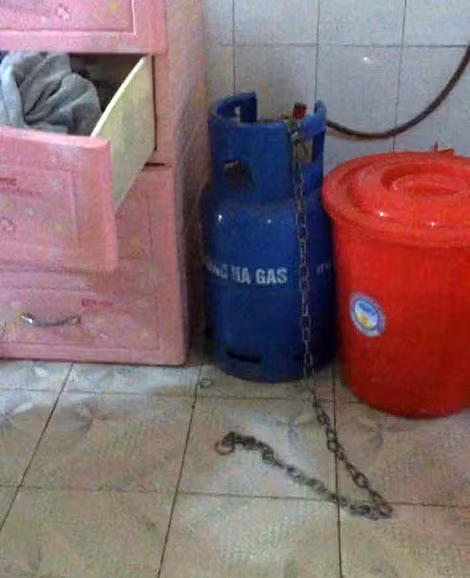 Những dụng cụ chị Hiền tố cáo vợ chồng anh Quyền xích, đánh đập cháu Khánh.