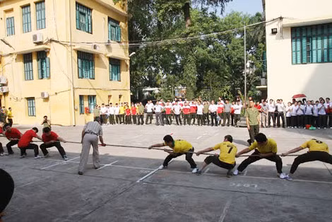 Các vận động viên tranh tài thi đấu môn kéo co. Ảnh Việt Hưng.