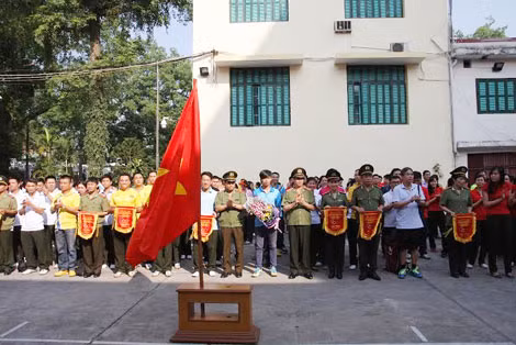 Lãnh đạo Tổng cục An ninh tặng Cờ, hoa lưu niệm cho các đội thi. Ảnh Việt Hưng.