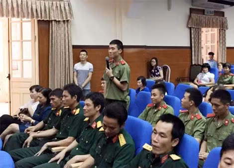Nguyễn Anh Tuấn, học viên trường ĐH Kỹ thuật Hậu cần CAND muốn biết cảm xúc của Trung sĩ Ngô Sĩ Nguyên và đồng đội khi tiến vào tiếp quản Dinh Độc Lập của 40 năm trước. Ảnh: Thủy Anh