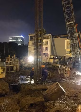 Cùng với đảm bảo an toàn trong công trường, cần quan tâm các tuyến đường xung quanh. Cùng với đảm bảo an toàn trong công trường, cần quan tâm các tuyến đường xung quanh.