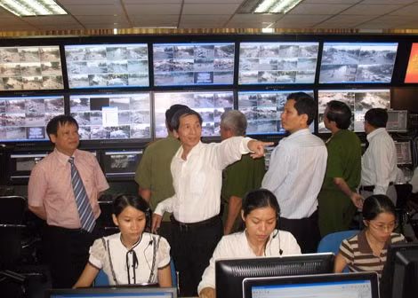 Tại một trung tâm điều khiển giao thông Hà Nội giờ cao điểm.