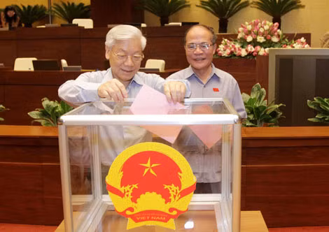 Tổng Bí thư Nguyễn Phú Trọng và Chủ tịch Quốc hội Nguyễn Sinh Hùng bỏ phiếu phê chuẩn đề nghị của Chánh án Tòa án nhân dân tối cao về việc bổ nhiệm Thẩm phán Tòa án nhân dân tối cao. Ảnh: TTXVN.