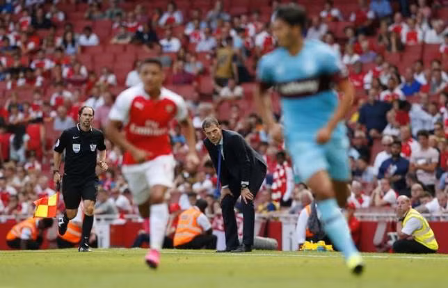 Arsenal nhận thất bại ngay trận đấu đầu tiên của mùa giải mới. Ảnh: Reuters.