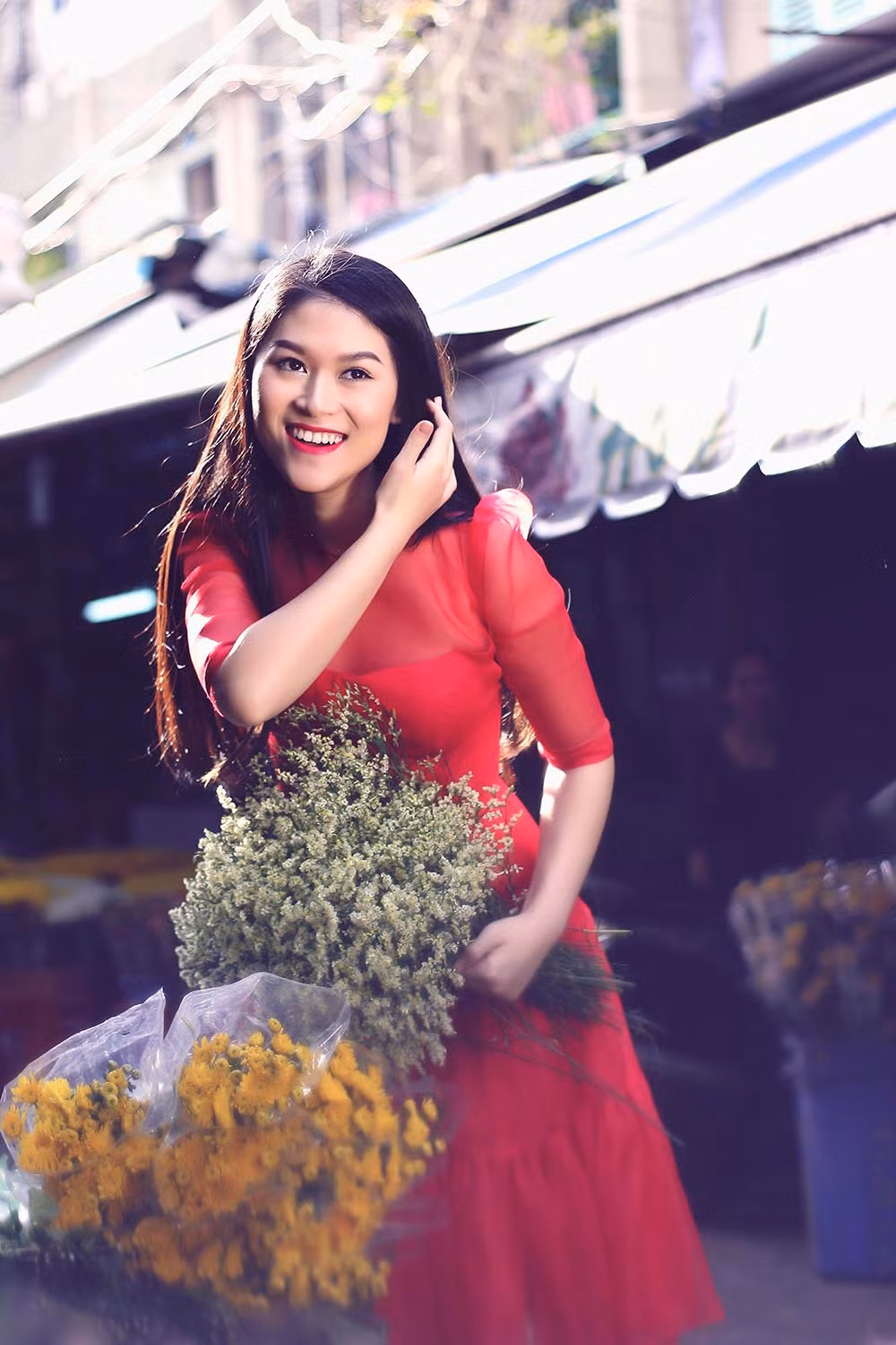 "Năm nay, tôi tự tay sắm sửa, trang hoàng nhà cửa theo ý thích của mình chứ không để mẹ vất vả, bận rộn như mọi năm. Ngoài ra, tôi còn dành khoảng tiền mình tiết kiệm được từ tiền đóng phim, đóng quảng cáo để mừng tuổi mẹ, mừng tuổi chú Đàm Vĩnh Hưng và góp một phần vào các quỹ từ thiện ủng hộ người nghèo trên cả nước" - "hiệp sĩ mù" cho biết thêm.
