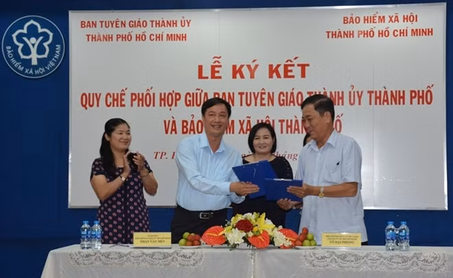 Đại diện Ban Tuyên giáo Thành ủy và BHXH TP Hồ Chí Minh ký kết quy chế phối hợp.