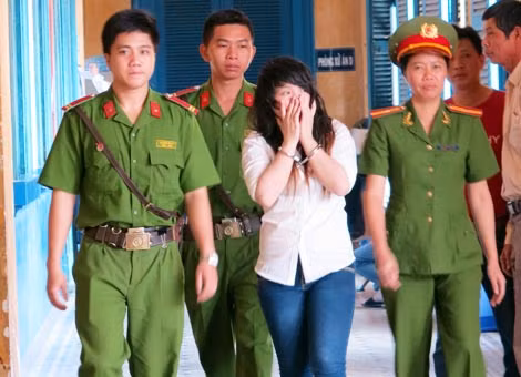 Mén bị dẫn giải sau phiên tòa phúc thẩm.