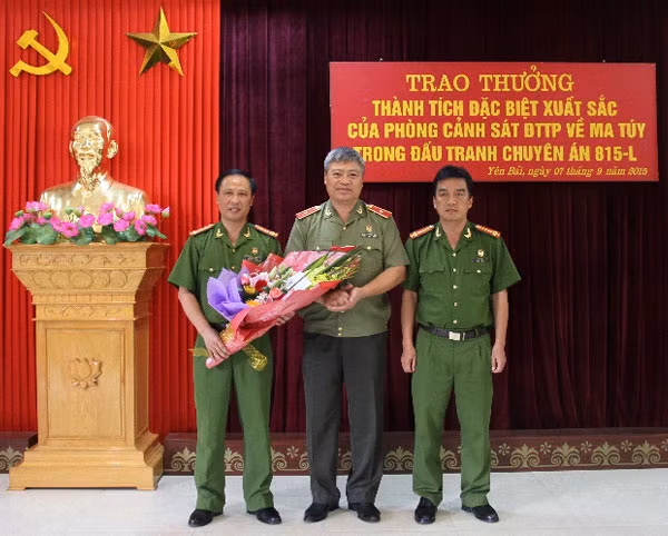 Thiếu tướng Đặng Trần Chiêu, Giám đốc Công an tỉnh rao thưởng cho Phòng CSĐT tội phạm về ma túy, Công an tỉnh Yên Bái.