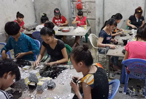 Các bạn có hoàn cảnh khó khăn tìm đến nhà bà Măng để xin việc. Các bạn có hoàn cảnh khó khăn tìm đến nhà bà Măng để xin việc.