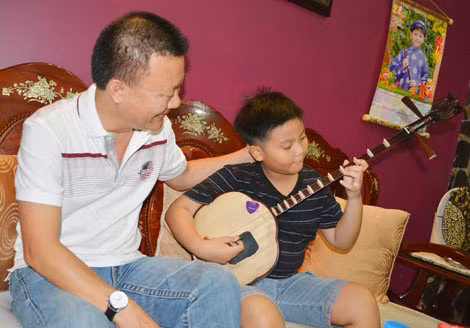 Cha của Lê Minh Khôi tạo mọi điều kiện để con phát triển năng khiếu đờn ca tài tử.