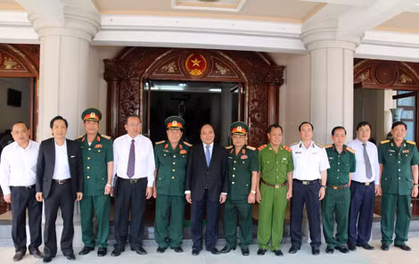 Phó Thủ tướng Nguyễn Xuân Phúc cùng Đoàn công tác và lãnh đạo Bộ Tư lệnh Quân khu 9. Phó Thủ tướng Nguyễn Xuân Phúc cùng Đoàn công tác và lãnh đạo Bộ Tư lệnh Quân khu 9.