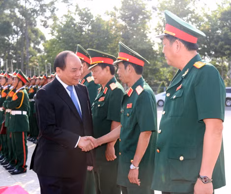 Phó Thủ tướng Nguyễn Xuân Phúc duyệt đội danh dự Quân khu 9. Phó Thủ tướng Nguyễn Xuân Phúc duyệt đội danh dự Quân khu 9.