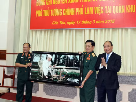 Phó Thủ tướng Nguyễn Xuân Phúc tặng quà Bộ Tư lệnh Quân khu 9. Phó Thủ tướng Nguyễn Xuân Phúc tặng quà Bộ Tư lệnh Quân khu 9.