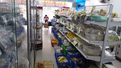 Tang vật mỹ phẩm không hóa đơn chứng từ chứng minh nguồn gốc sản phẩm bị lực lượng kiểm tra, thu giữ tại các điểm khám xét ngày 9/7.