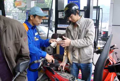Người tiêu dùng được hưởng lợi nhờ giá xăng dầu giảm.