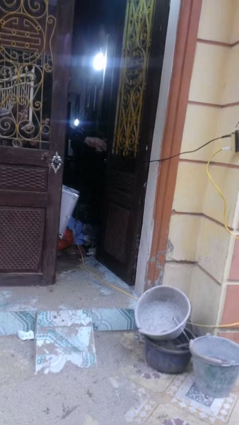 Ngôi nhà xảy ra vụ việc đang được lực lượng chức năng khám nghiệm.