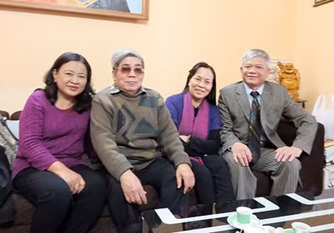 Đại diện sinh viên K17, Khoa Ngữ văn - Đại học Tổng hợp Hà Nội trước đây chúc mừng GS Hà Minh Đức nhân Ngày Nhà giáo Việt Nam 20-11-2015.