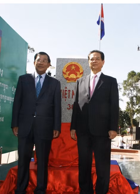 Thủ tướng Nguyễn Tấn Dũng và Thủ tướng Hun Sen dự Lễ khánh thành cột mốc 30 trên biên giới đất liền Việt Nam-Campuchia.