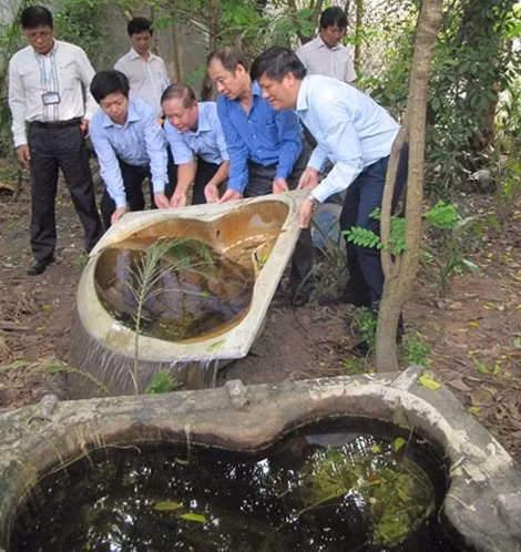 Lãnh đạo Bộ Y tế kiểm tra việc diệt muỗi, loăng quăng phòng dịch bệnh.