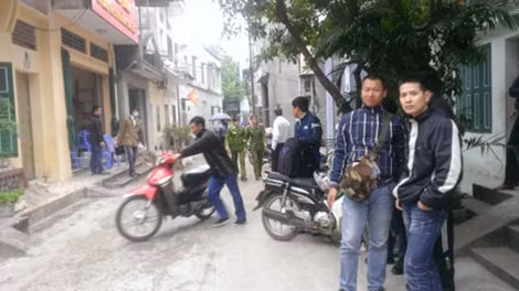 Nhiều người có mặt tại ngôi nhà xảy ra vụ án giết 2 vợ chồng già rồi phóng hỏa phi tang để theo dõi công tác khám nghiệm hiện trường của lực lượng chức năng.