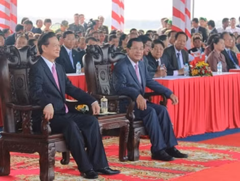 Thủ tướng Nguyễn Tấn Dũng và Thủ tướng Hun Sen đến dự Lễ khánh thành cột mốc biên giới 275