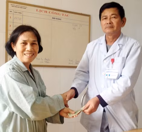 Ông Thu trao lại tiền cho bà Dung.
