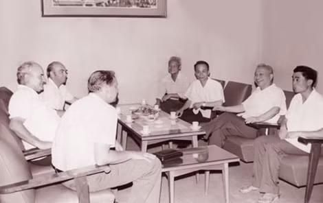 Bộ trưởng Trần Quốc Hoàn làm việc với đặc phái viên Ủy ban An ninh quốc gia Liên Xô, tháng 3 năm 1973.