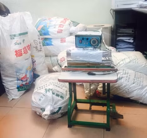 Máy móc sản xuất để làm giả bột ngọt “Ajinomoto”, "Miwon”.