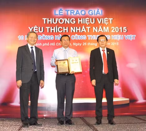 Đại diện Saigon Co.op vinh dự nhận giải thưởng Thương hiệu Việt được yêu thích nhất.