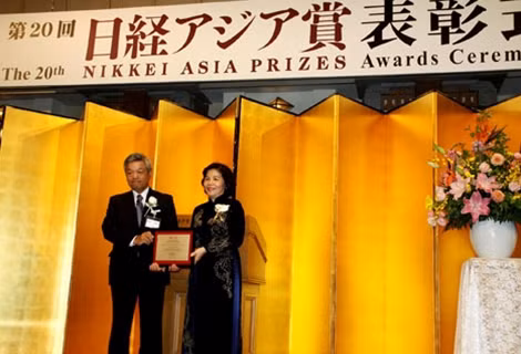 Bà Mai Kiều Liên nhận giải thưởng Nikkei châu Á.