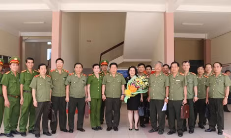Thứ trưởng Bùi Văn Thành cùng đoàn công tác, lãnh đạo Thành ủy, UBND và Ban Giám đốc Cảnh sát PCCC TP Cần Thơ.