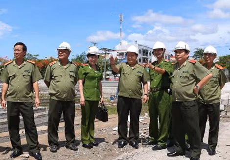 Thứ trưởng Bùi Văn Thành cùng đoàn công tác, kiểm tra công trình xây dựng trụ sở làm việc của Cảnh sát PCCC TP Cần Thơ.