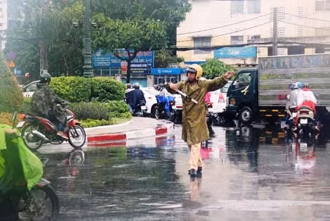 Công việc vất vả bất kể mưa nắng, các chiến sĩ CSGT còn đối mặt với những người vi phạm chống đối.