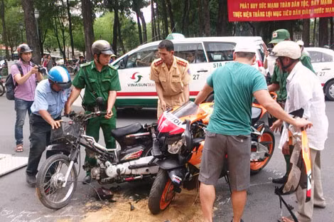Hiện trường vụ tai nạn và nạn nhân được đưa vào bệnh viện.