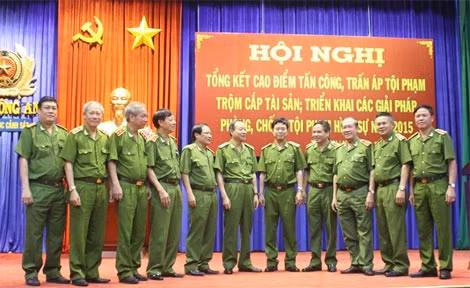 Các đại biểu trao đổi kinh nghiệm về công tác đấu tranh phòng chống tội phạm.