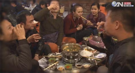 Mỗi năm cả nước ta tiêu thụ 3 tỷ lít bia, 200 triệu lít rượu. Mỗi năm cả nước ta tiêu thụ 3 tỷ lít bia, 200 triệu lít rượu.